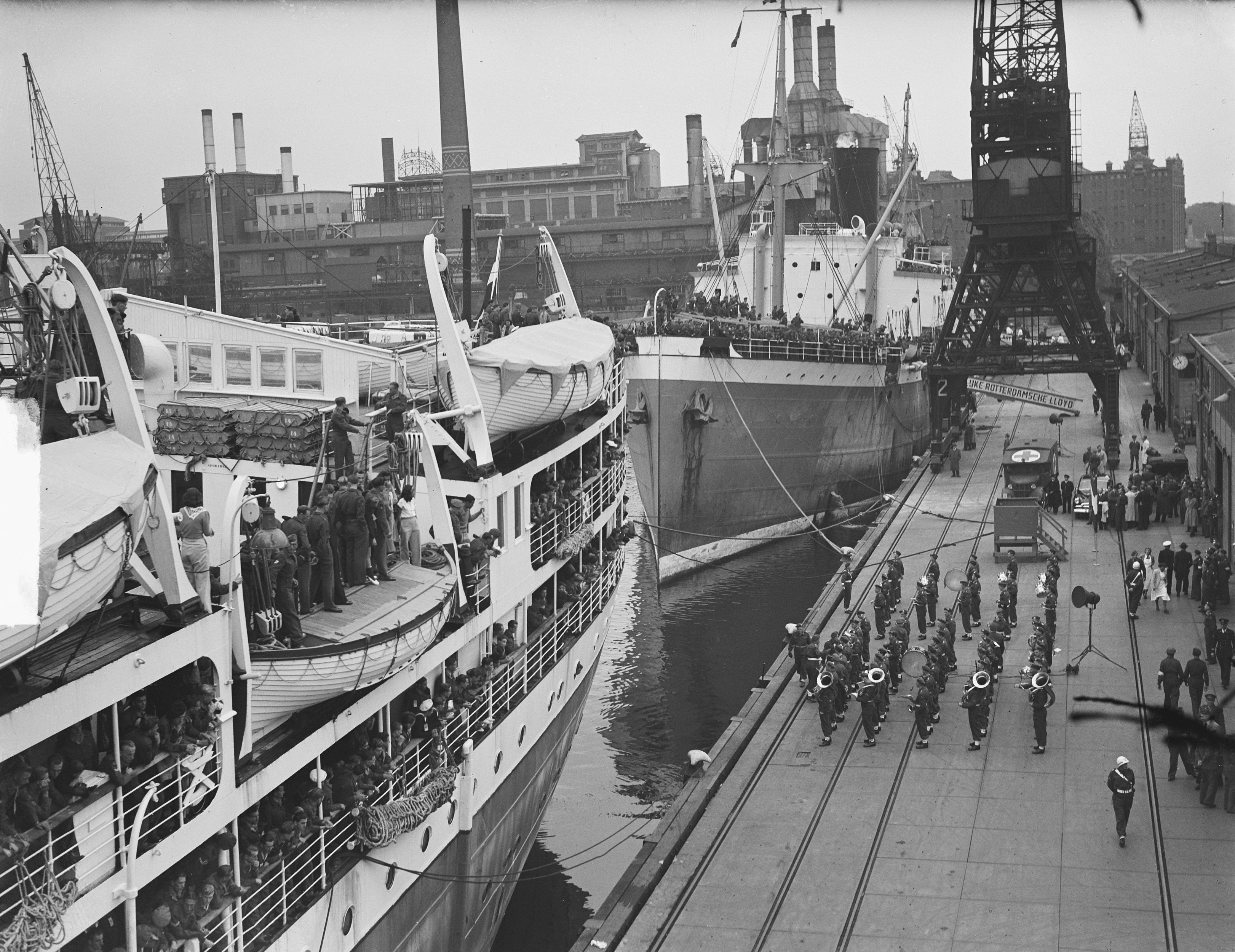Molukse families komen aan boord van de Kota Inten, Rotterdam 1951