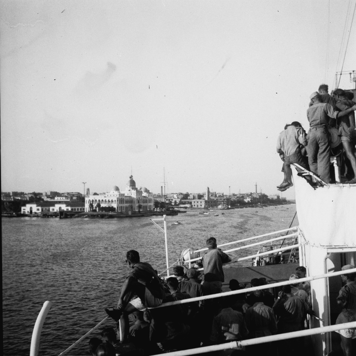 KNIL-militairen vertrekken richting Nederland via haven Tandjong Priok